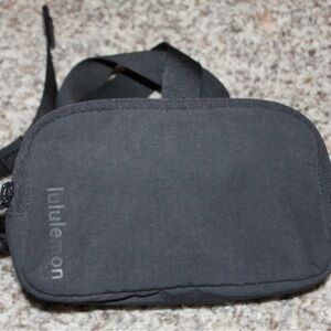 lululemon mini cross over bag